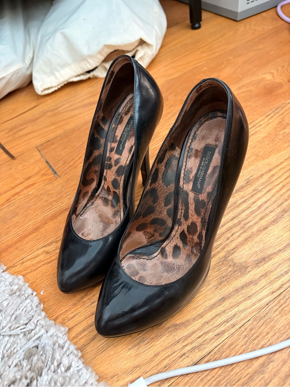 Dolce & Gabbana black patent pump with leopard sole